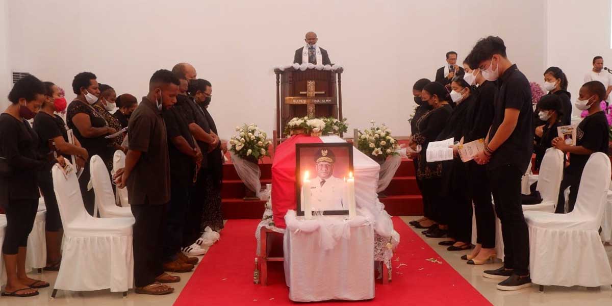 bupati-mimika-papua-kehilangan-salah-satu-pemimpin-terbaiknya